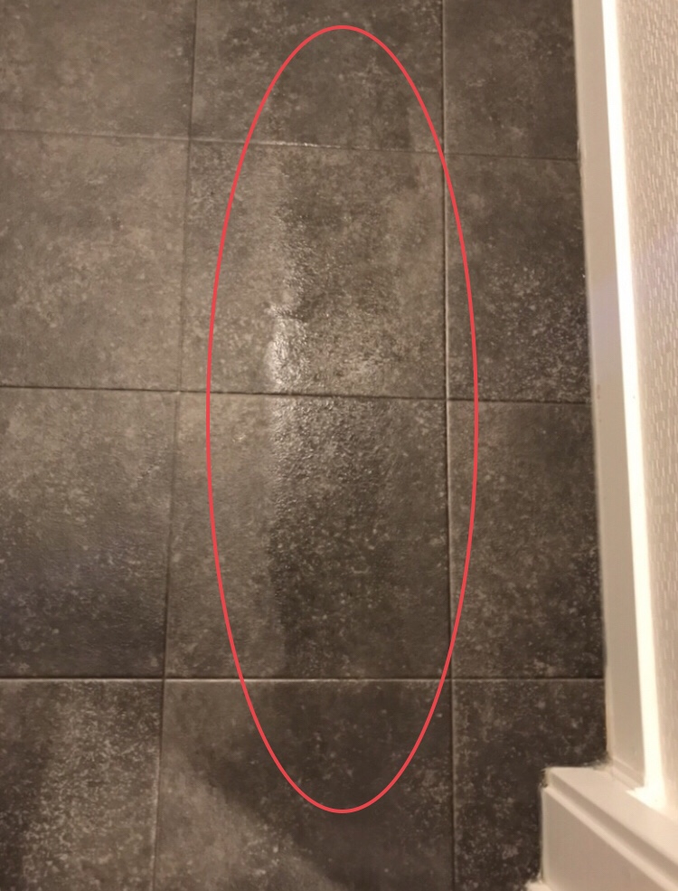 結露した床を赤枠で表示